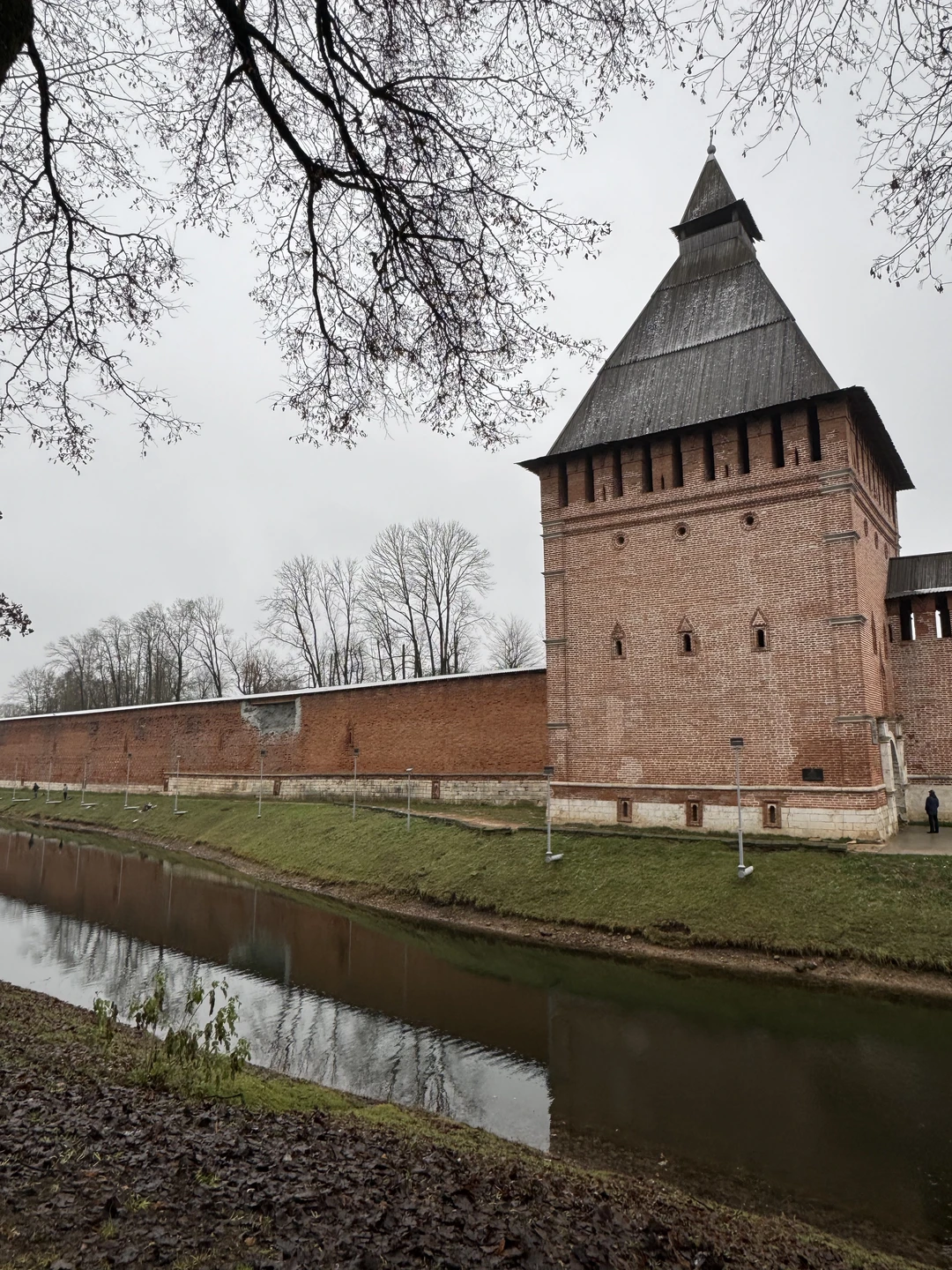 Для общего понимания истории города и основных моментов отличная экскурсия, самостоятельно гораздо скучнее все обходить и