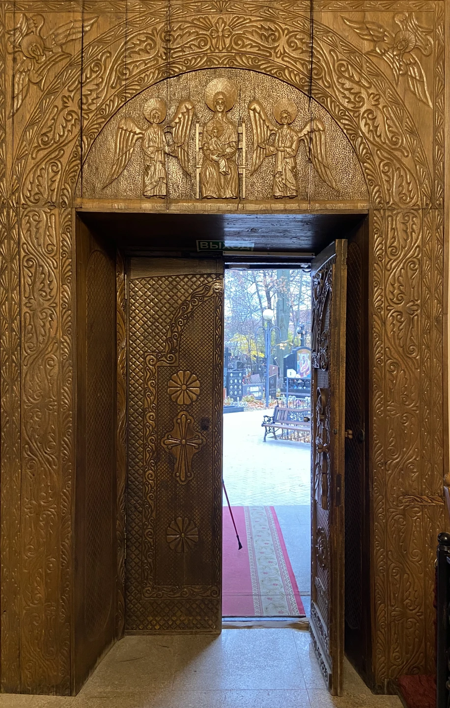 Октябрьским утром мы встретились у метро 1905 года с экскурсоводом Юлией и пошли на армянское кладбище.