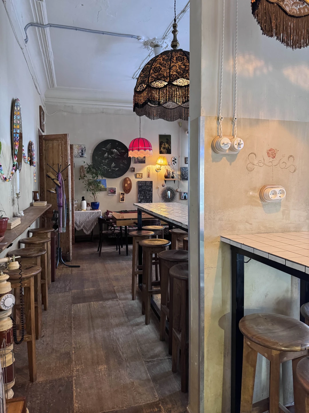 Очень душевная и приятная прогулка по кусочку старой Москвы. На пару часов выпадаешь из постоянной гонки, смартфон используешь только как фотоаппарат