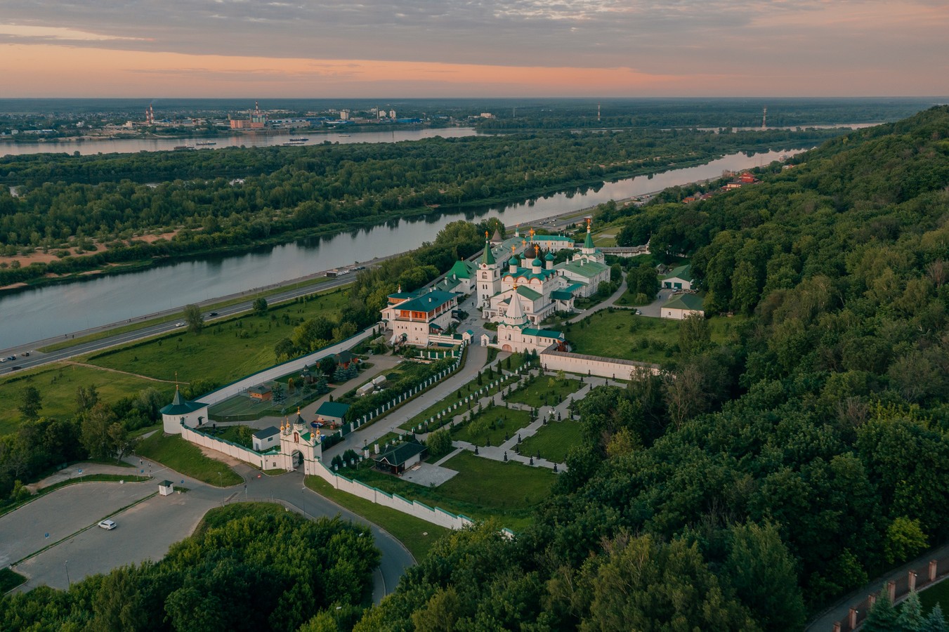 Уроки истории в Печерском монастыре: Рюриковичи и Романовы (в группе)