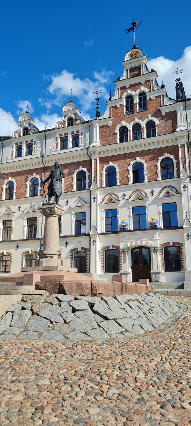Мы с семьей в Выборге впервые и очень рады, что взяли экскурсию. Андрей - отличный гид
