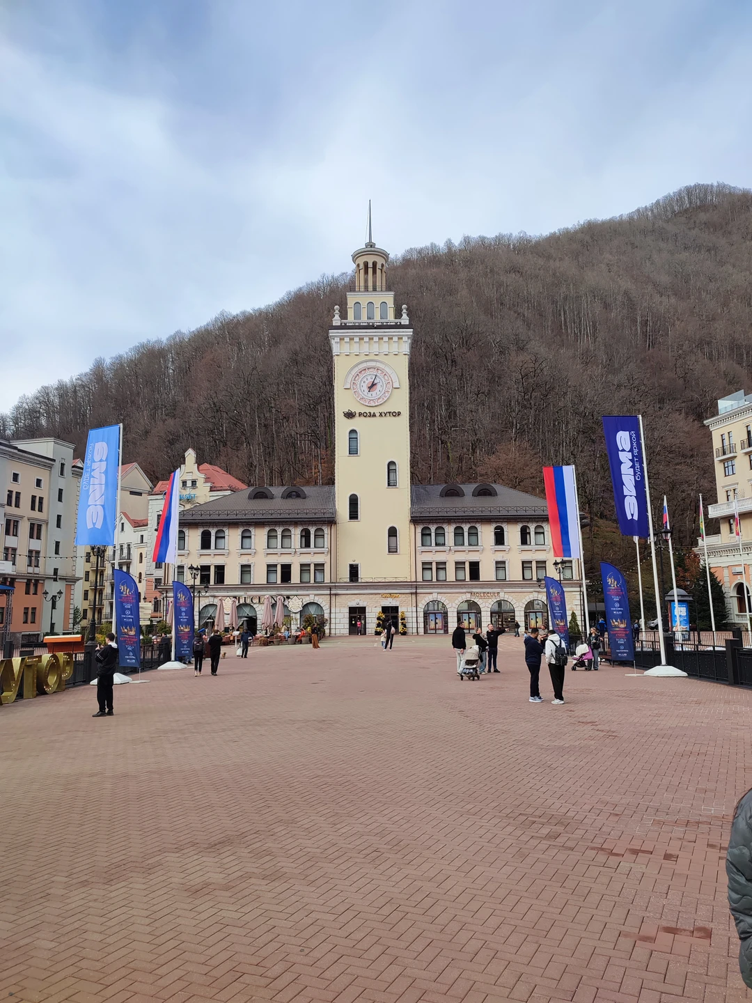 Сопровождал гид Карпо. Местный житель. Знает не только исторические факты, но и местные легенды. Забирал нас