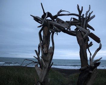 Халактырский пляж, Тихий океан, мыс Маячный и скалы Три брата