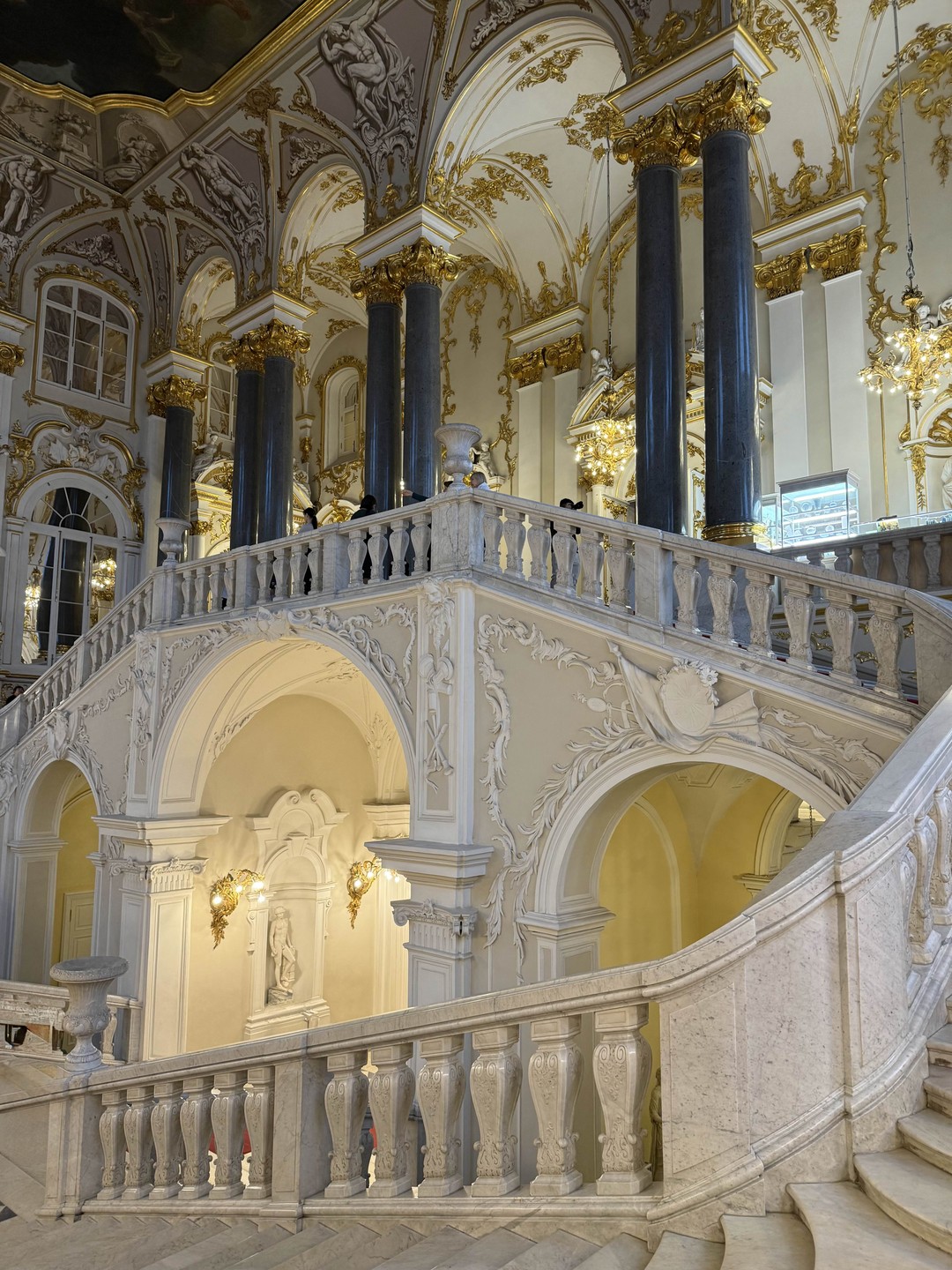 Два часа экскурсии пролетели как один миг. Очень интересно, познавательно, не утомительно