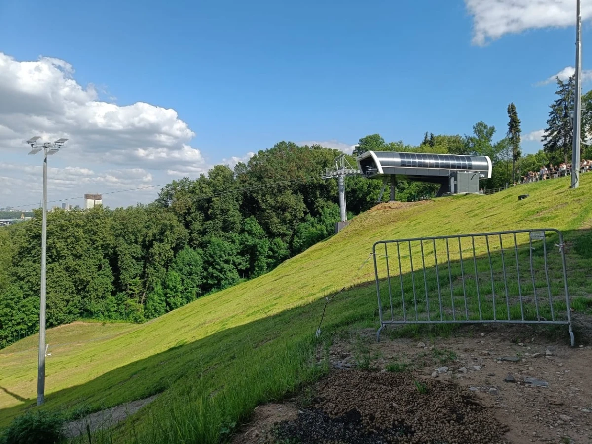 На Воробьёвы горы по эскалаторной галерее (9/12)