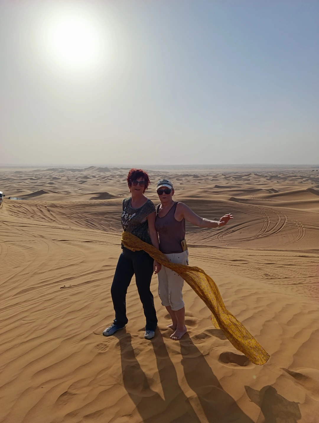 Это было очень крутое путешествие по пустыне. Мы катались сами и потом нас гид катал по пустыне. Он настоящий ас, мы были в восторге