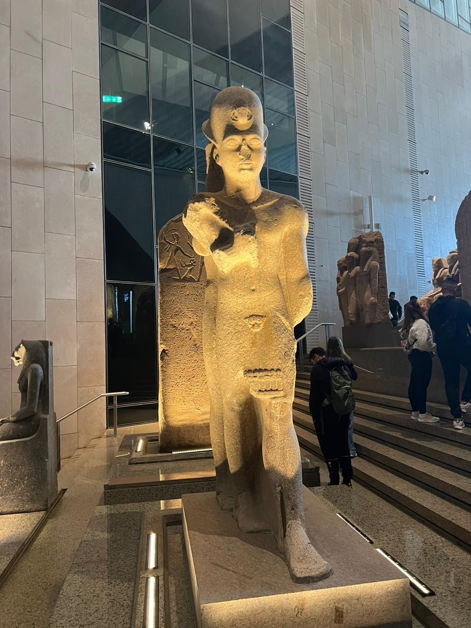 Мы посетили Большой Египетский музей (GEM) и пирамиды Гизы вместе с гидом Махмудом, и экскурсия оставила очень приятное впечатление