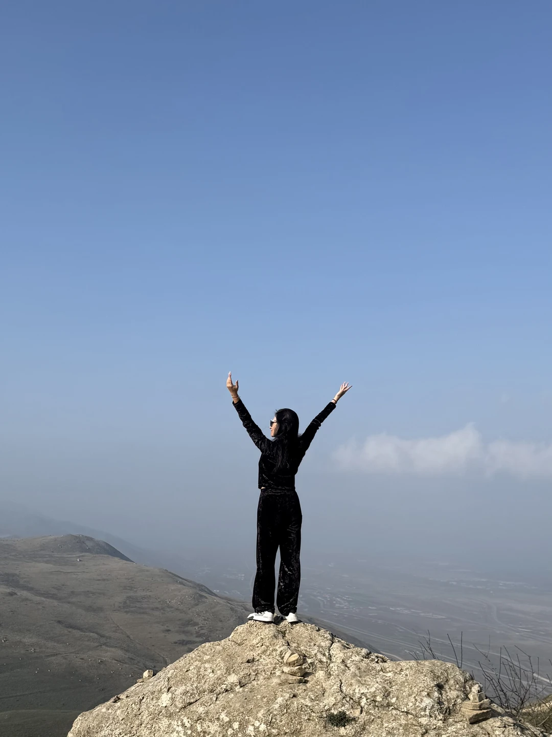 С нами был гид Анар. Очень приятный человек, встретил нас в назначенном месте на комфортабельном автомобиле