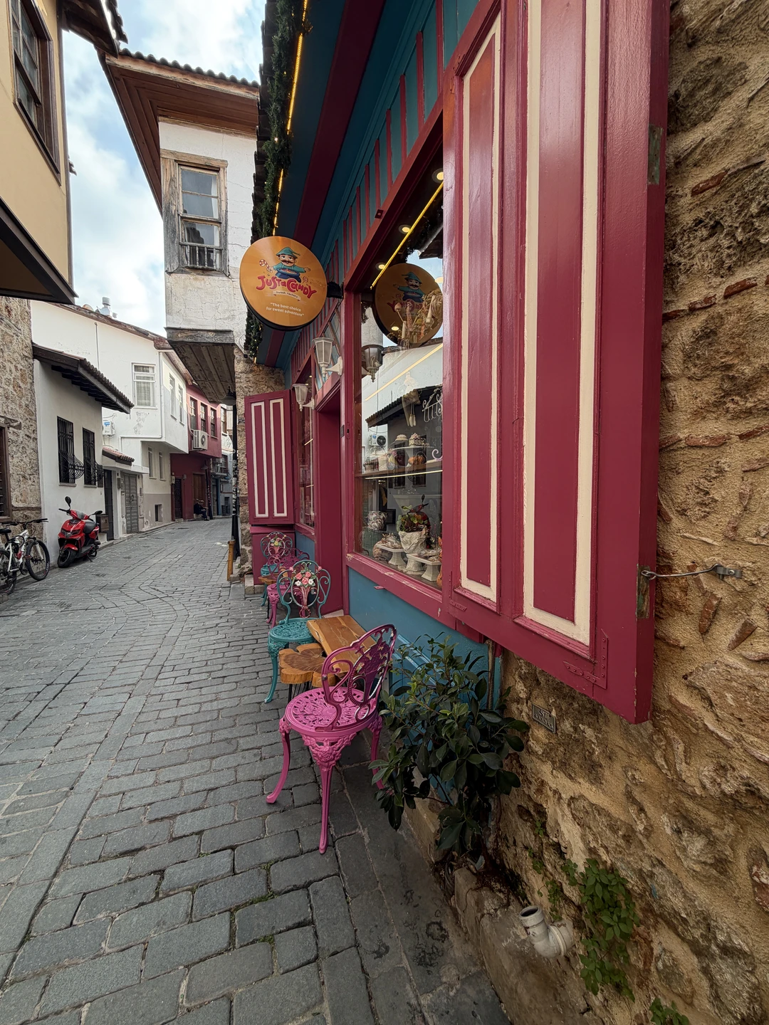 Замечательный экскурсовод, заряжающий своими знаниями и позитивом!