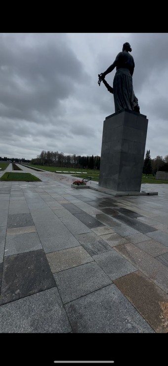 Хочу выразить огромную благодарность Любови, нашему гиду по этому трагическому мемориалу. Настолько интересно и последовательно преподнесен