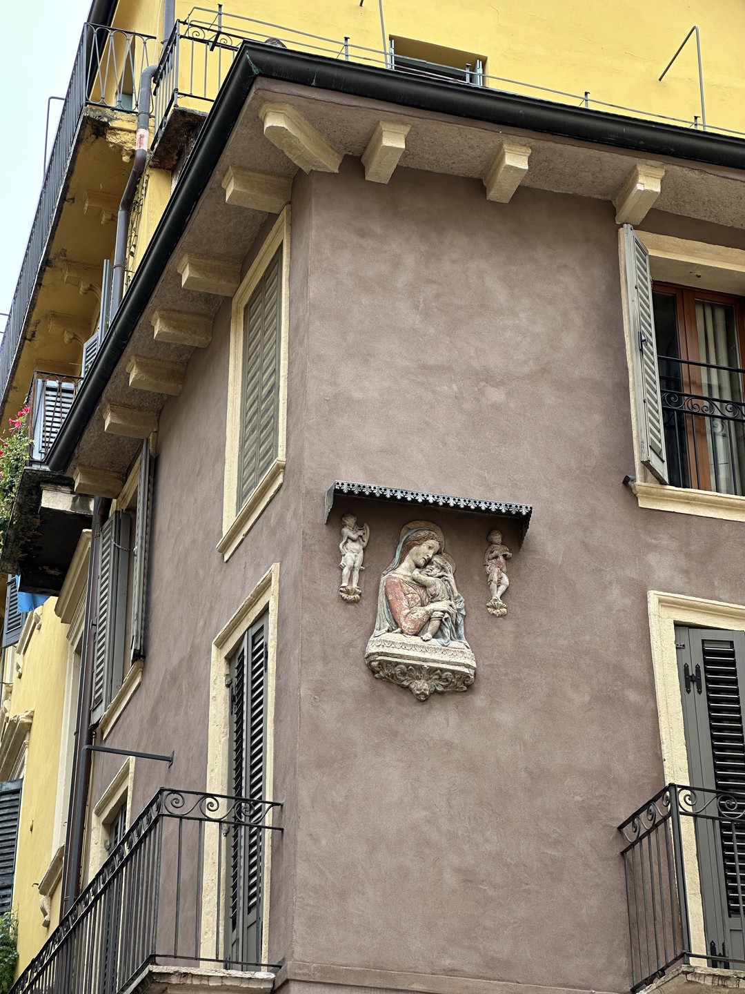 Прекрасная экскурсия с Евгением, его приятный акцент, тонкий юмор и нестандартный взгляд на родной город украсили