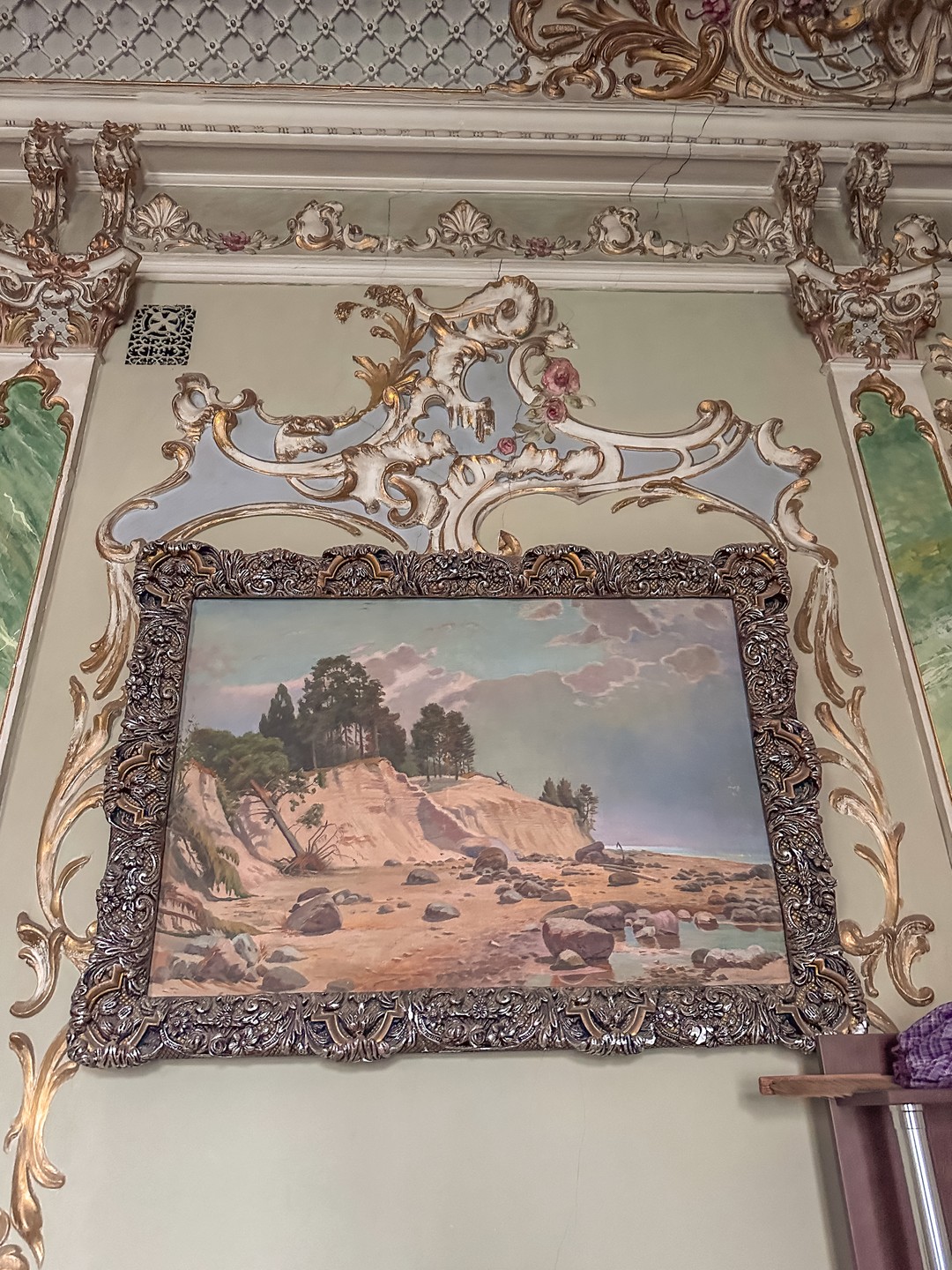 Экскурсия оказалась невероятно увлекательным и запоминающимся. Сразу же погружаешься в атмосферу старого Тбилиси, где каждый дом,