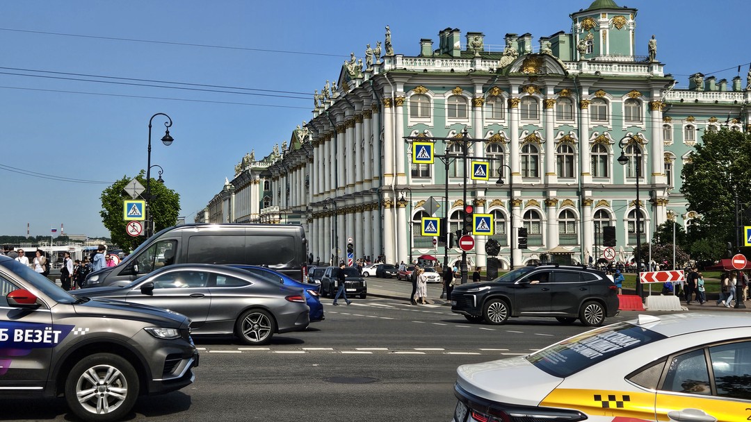 В июне 2025 года был на экскурсии в эрмитаже. Нашим гидом была Вера. Рассказ Веры был