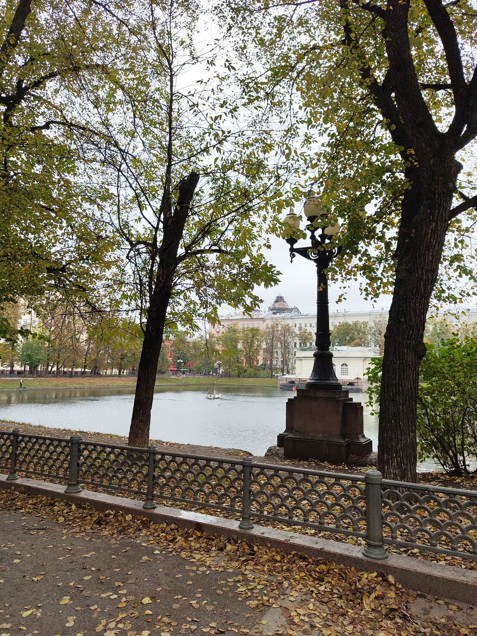 Отличная экскурсия чтобы ознакомиться с историей Патриарших, узнать много любопытных фактов и просто полюбоваться архитектурными красотами