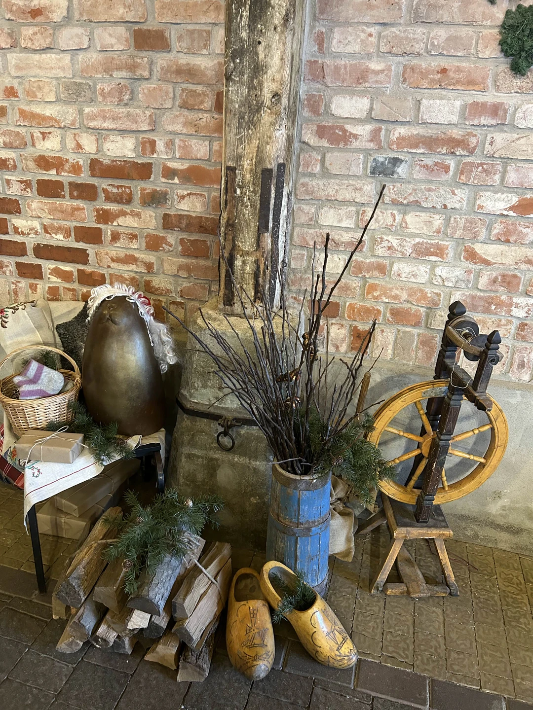 Экскурсия понравилась. Автобус комфортабельный, экскурсовод отличный! Времени на все хватило. Накупили вкусняшек (конфеты с сыром, мммм)