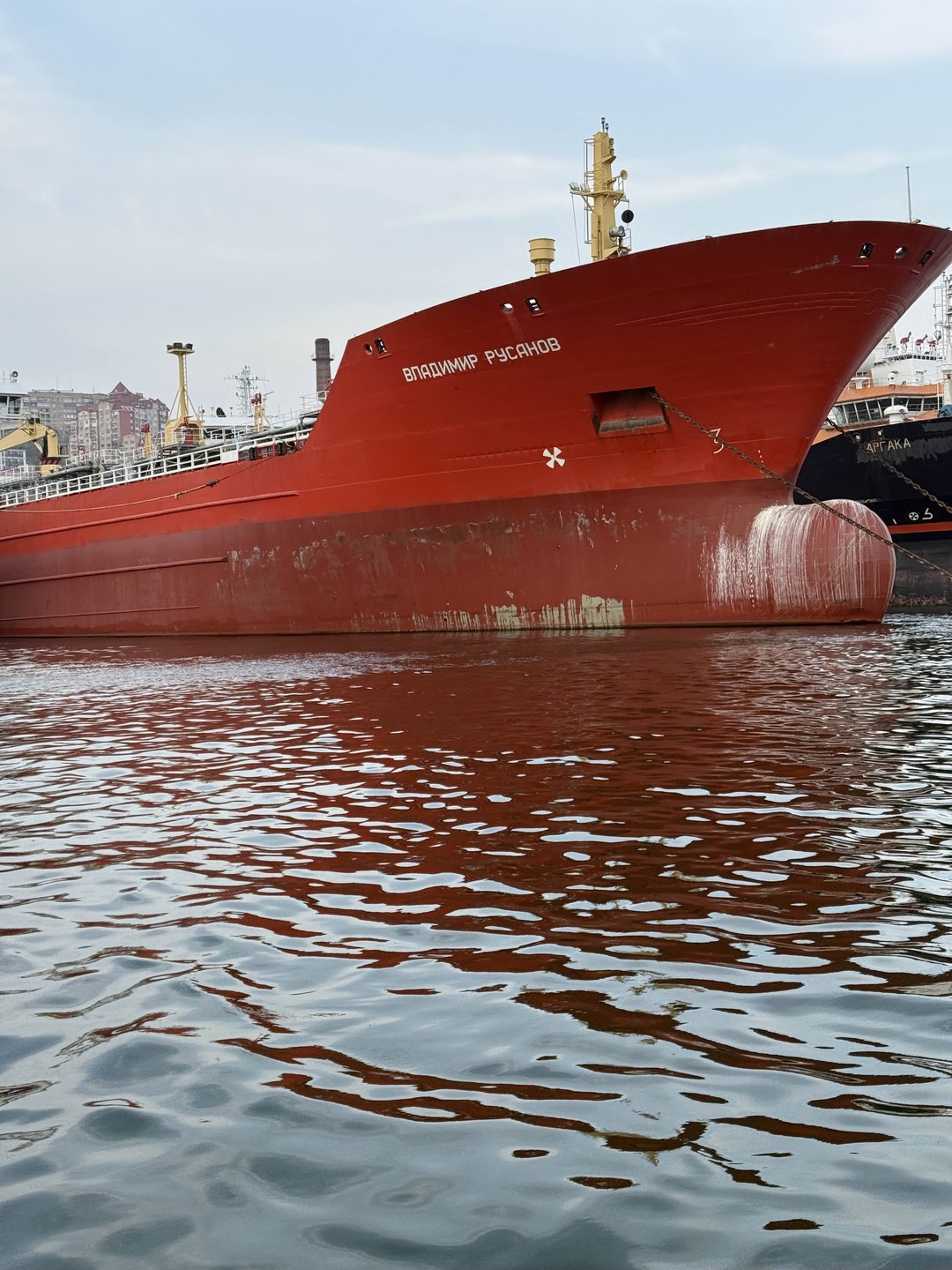 Взгляд на город со стороны моря. Капитан, он же гид, очень вежлив. Туристам предлагаются спасательные жилеты