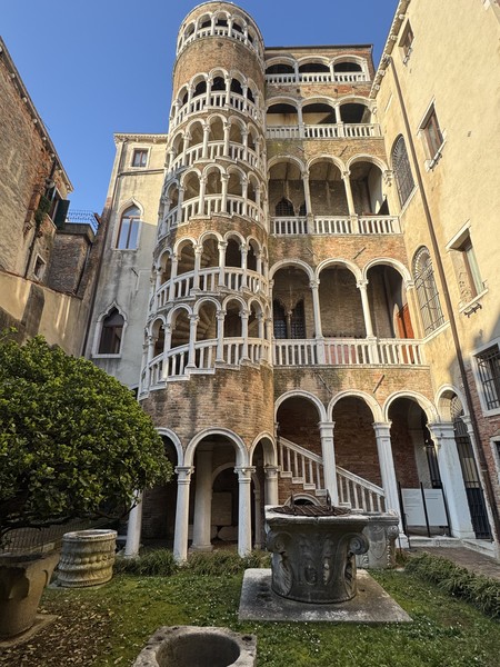 Прекрасная экскурсия! Удобная и структурированая подача информации. Увидели отдельные места, о которых даже не знали. Благодарю