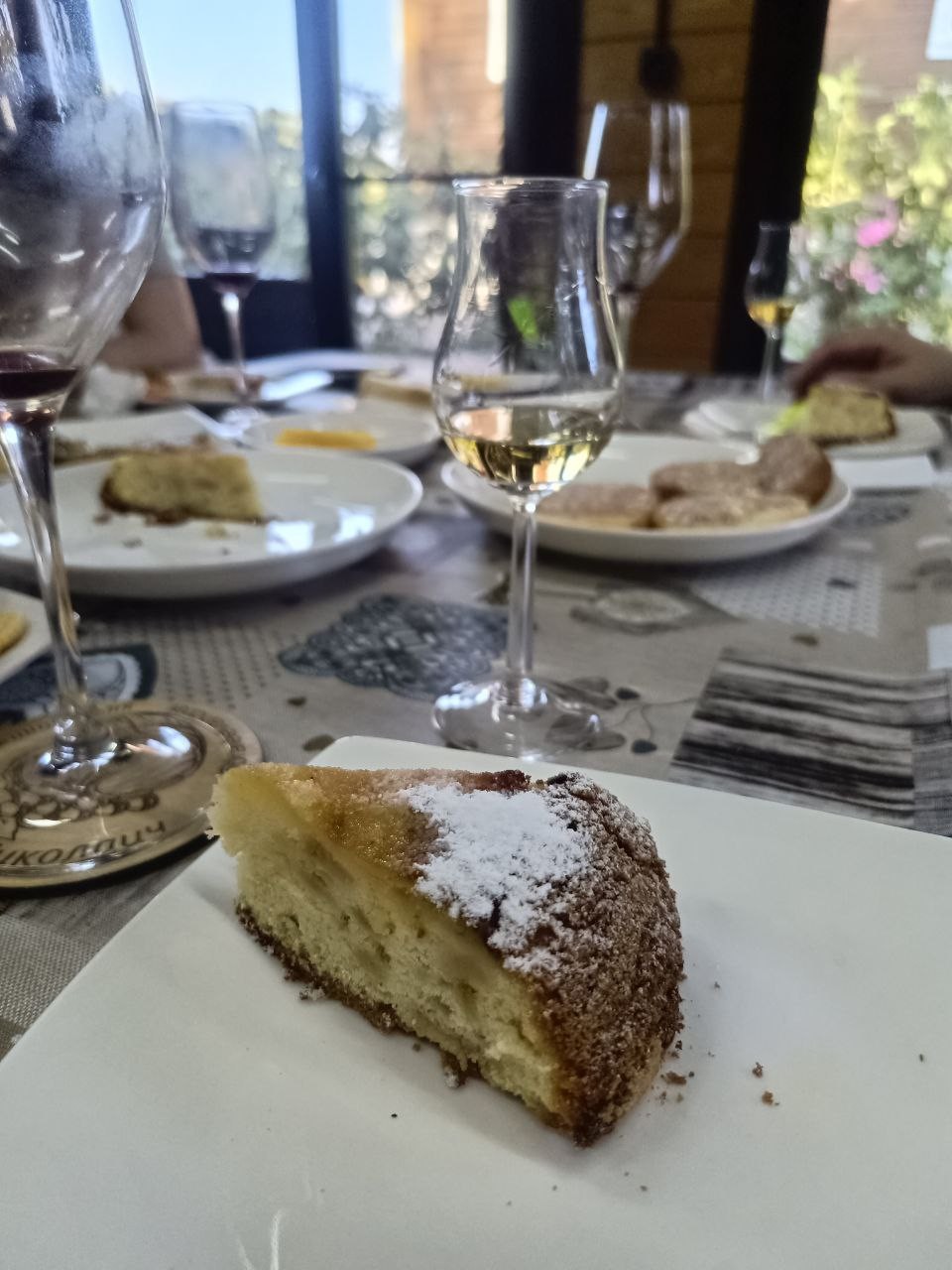 Великолепная экскурсия! Попробовали 5 сортов вин и два крепких напитка. Андрей Николаевич рассказывал обо всех напитках