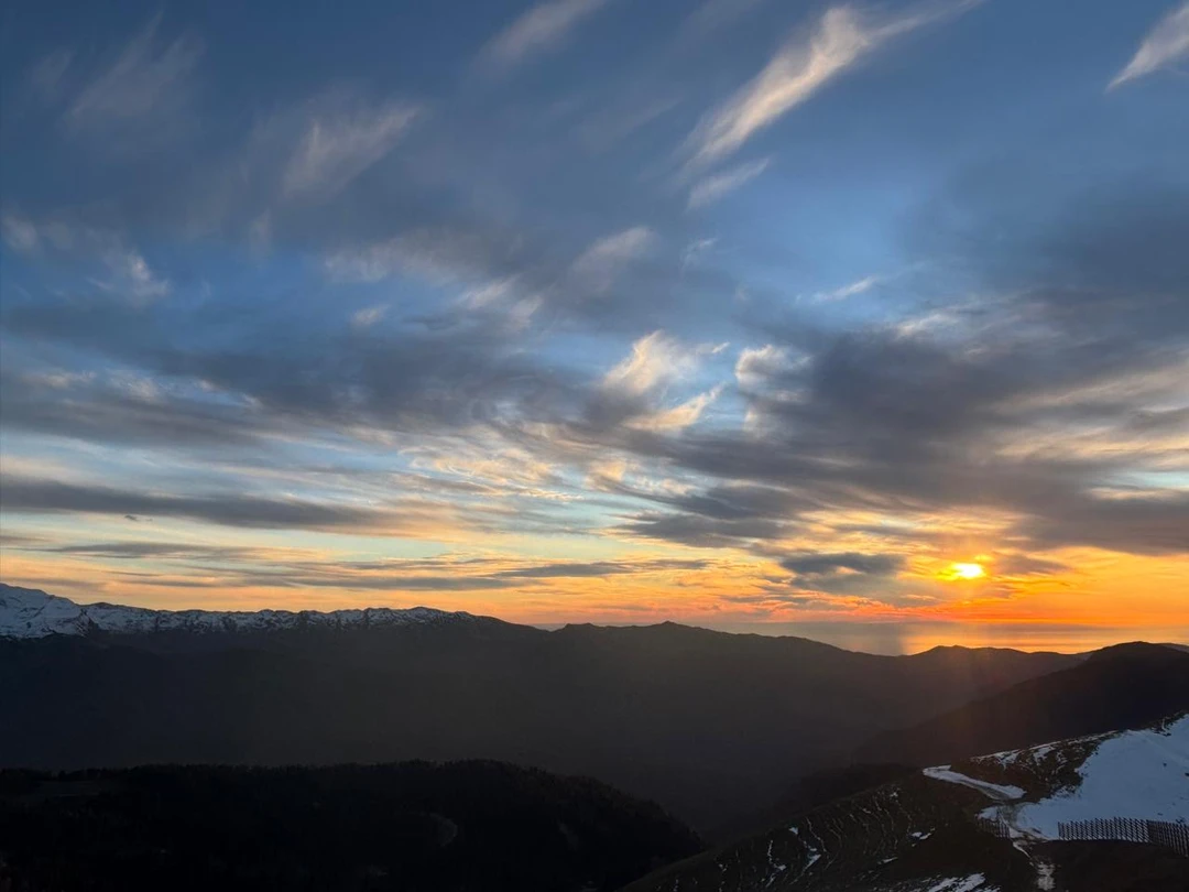 Брала экскурсию Красная Поляна, закат в горах. Экскурсовод Денис очень открытый, доброжелательный и тактичный человек!