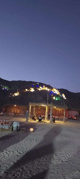 надо обязательно трекенговые кросовки для подъёма на горру, что б увидеть закат и русскоязычного рассказчик про