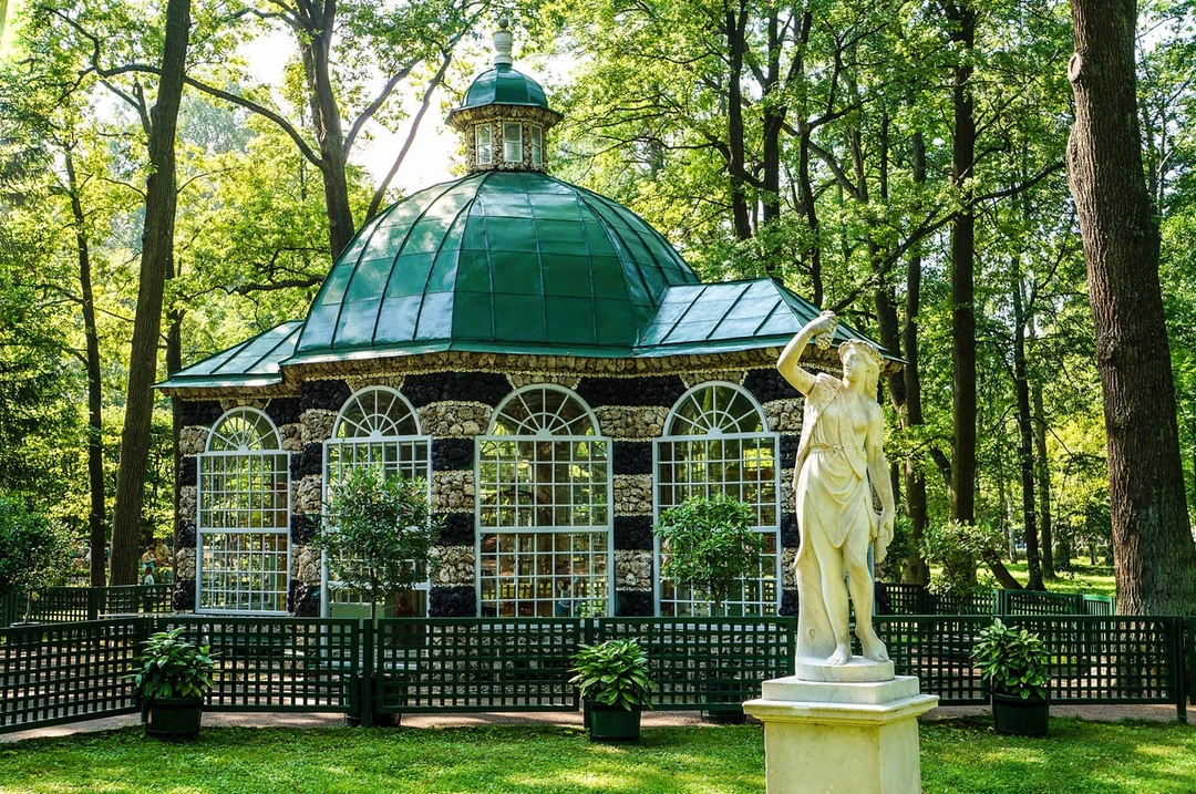 Западный и&nbsp;Восточный вольеры Петергофа