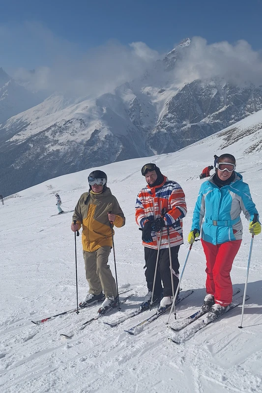 Знакомство с Домбаем и час на горных лыжах