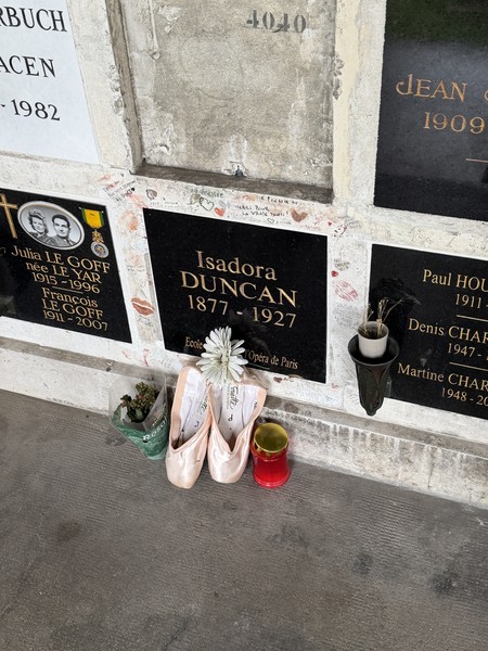 Катарина потрясающий экскурсовод. Если идти на Пер-Лашез, то только с ней. Других вариантов быть не может. Огромное спасибо 🖤🖤🖤