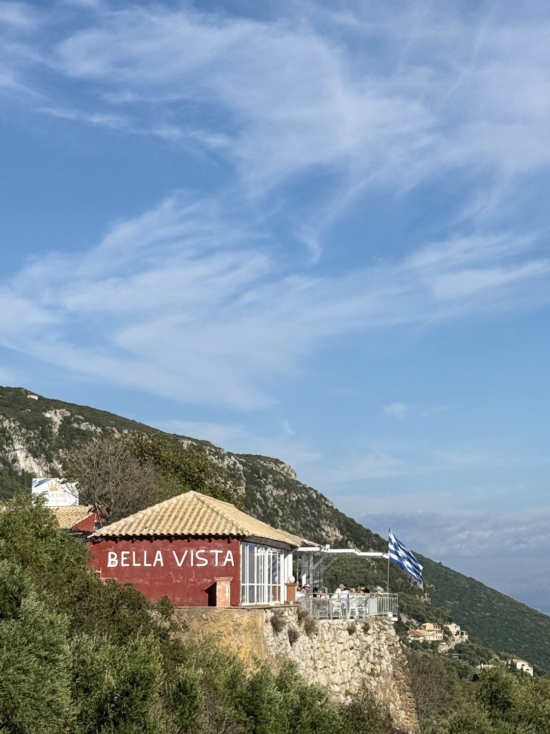 Георгий - кладезь информации: и про древность рассказал и про сегодняшнюю жизнь местных жителей