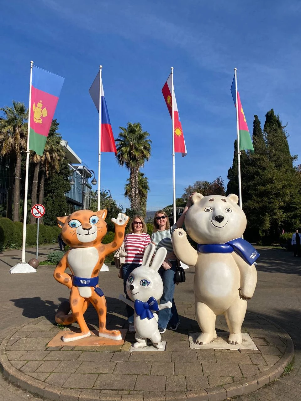 Встретились с гидом возле ЦУМа Сочи, нас экскурсантов было всего 4 человека (все ж не сезон)