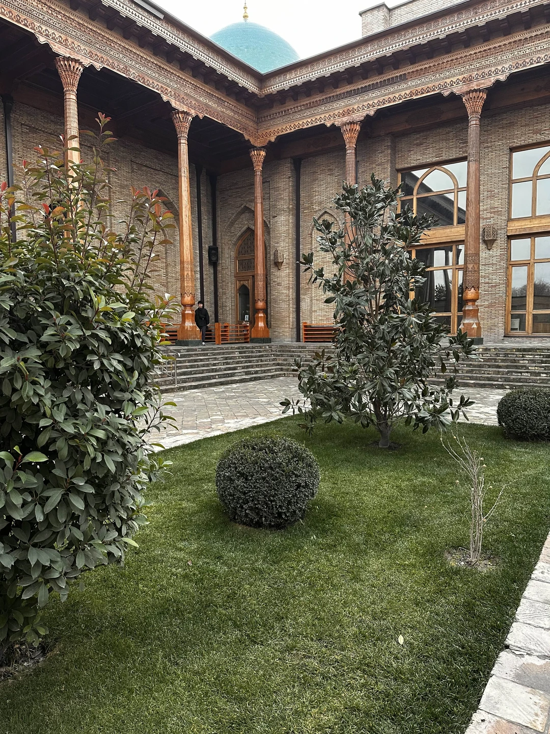 Нашим экскурсоводом был Бек. На экскурсию мы попали после ночного перелета и казалось, что будет очень