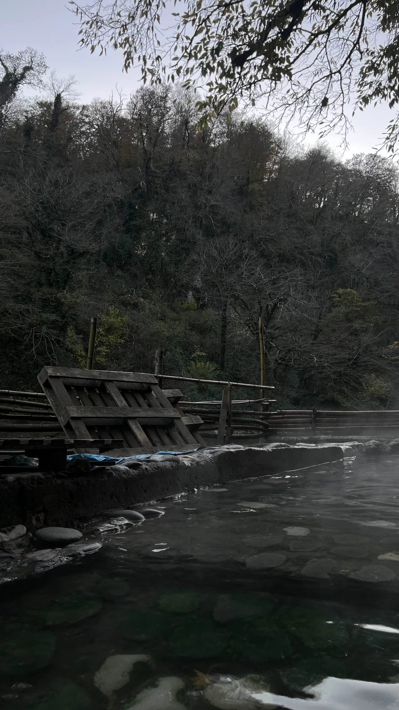 Экскурсия оказалась очень интересной и насыщенной. Сначала мы посетили пещеру — внутри особенная атмосфера, красивые природные