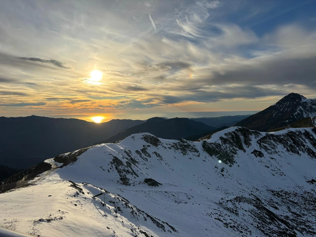 Брала экскурсию Красная Поляна, закат в горах. Экскурсовод Денис очень открытый, доброжелательный и тактичный человек!