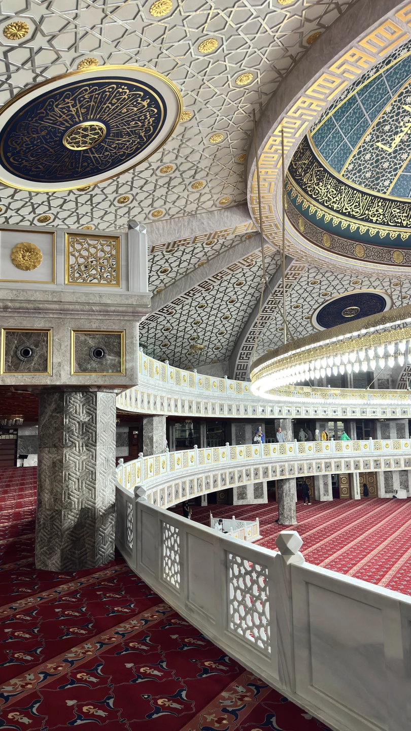 В Чечню мы поехали группой из 8 человек. Во главе нашей группы, он же водитель, экскурсовод и охранник, был Халид!