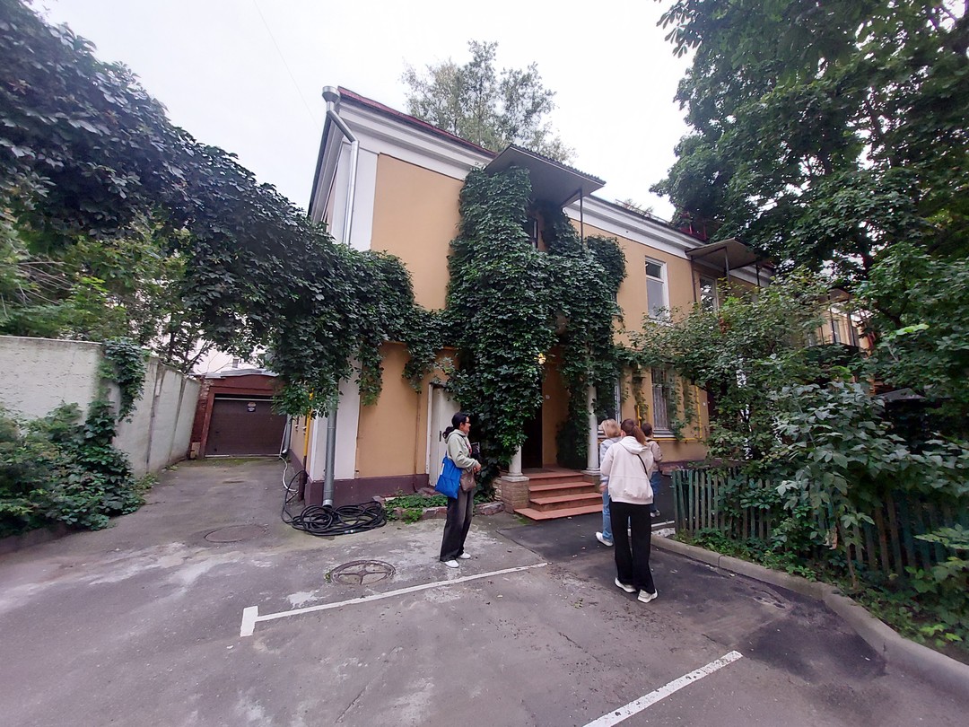 Мне очень нравится, сворачивая с шумных московских улиц, оказываться в непарадной Москве – размеренной, неспешной и