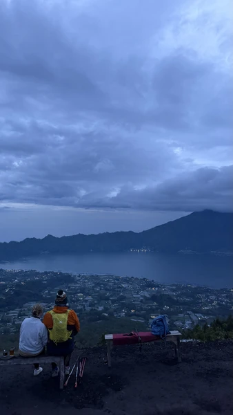 Потрясающие впечатления от подьема а вулкан. В 2 часа ночи за нами приехала машина, стартовали из