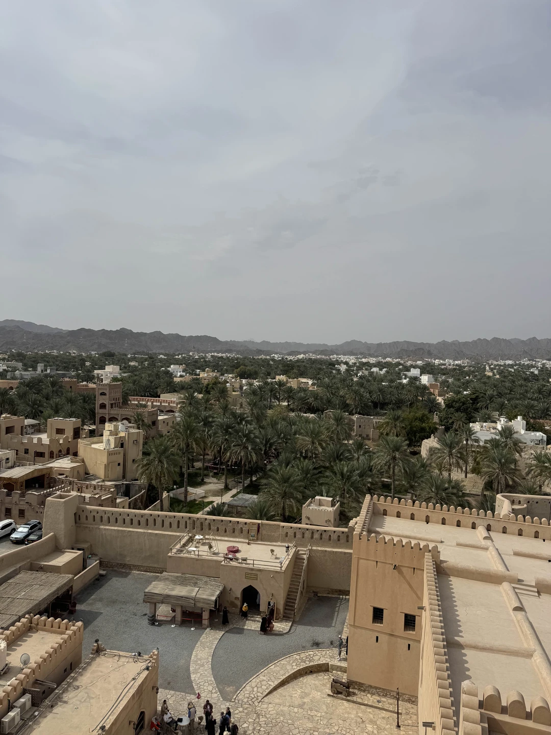 Из Маската - в древнюю крепость Низва и к величественным горам (Захарова)