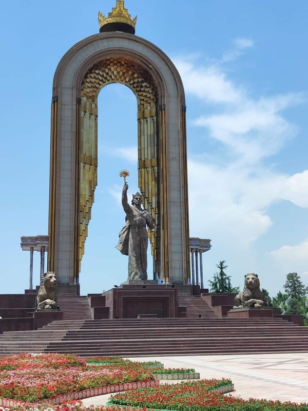 По Душанбе на автомобиле - парки, дворцы, колорит