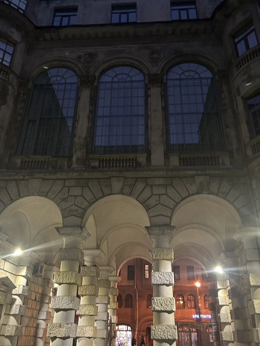 Секреты Петроградской стороны: дворы-колодцы, парадные и доходные дома (Алипова)