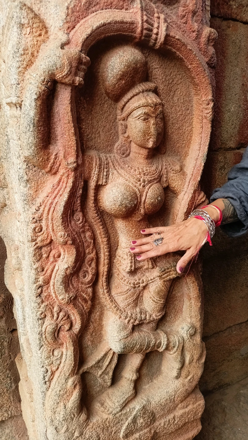 Мы ездили в Хампи 29-30 ноября. Гид была Лина. Нам все очень понравилось. Сколько нового мы