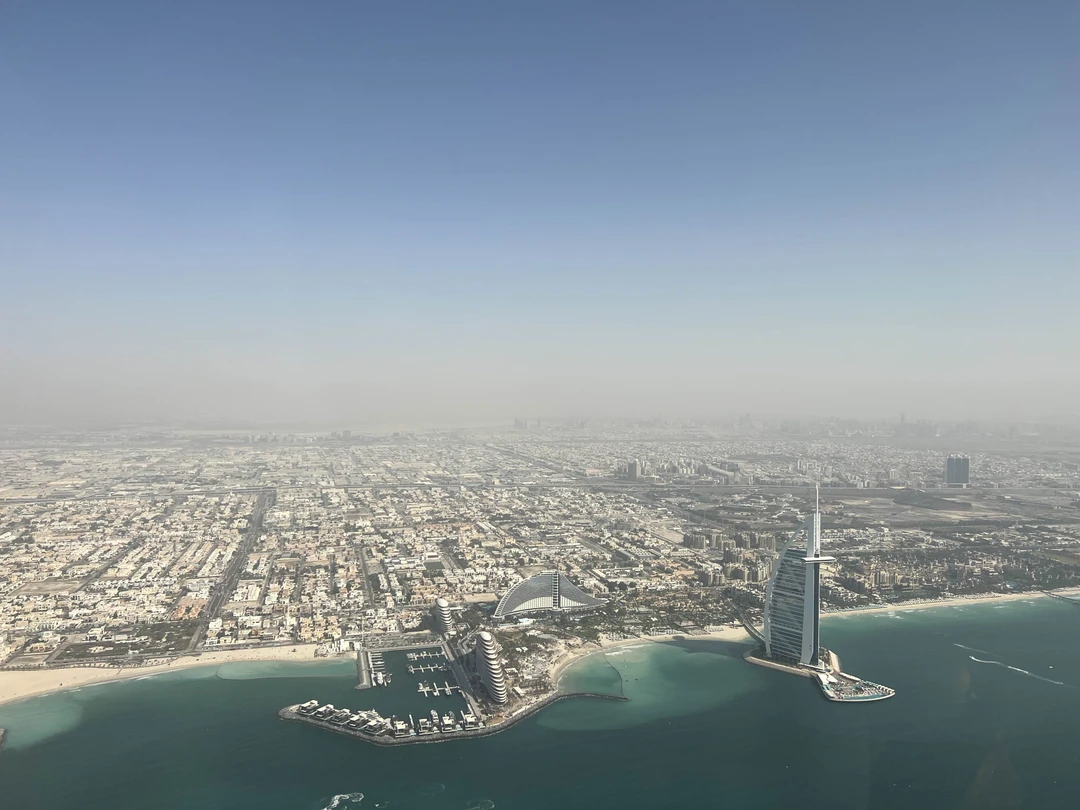 Полёт на вертолёте - это супер! Брала 17 мин - оптимально. В пустыне очень понравилось, песок