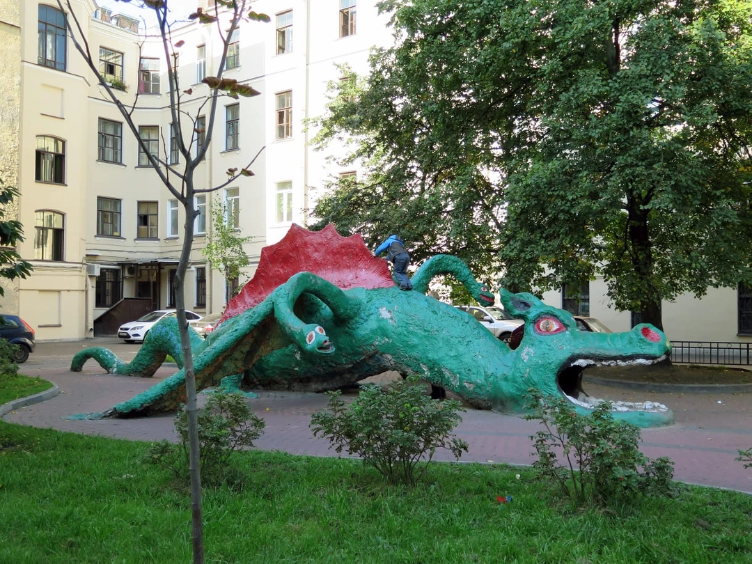 Двор с драконом в Петербурге