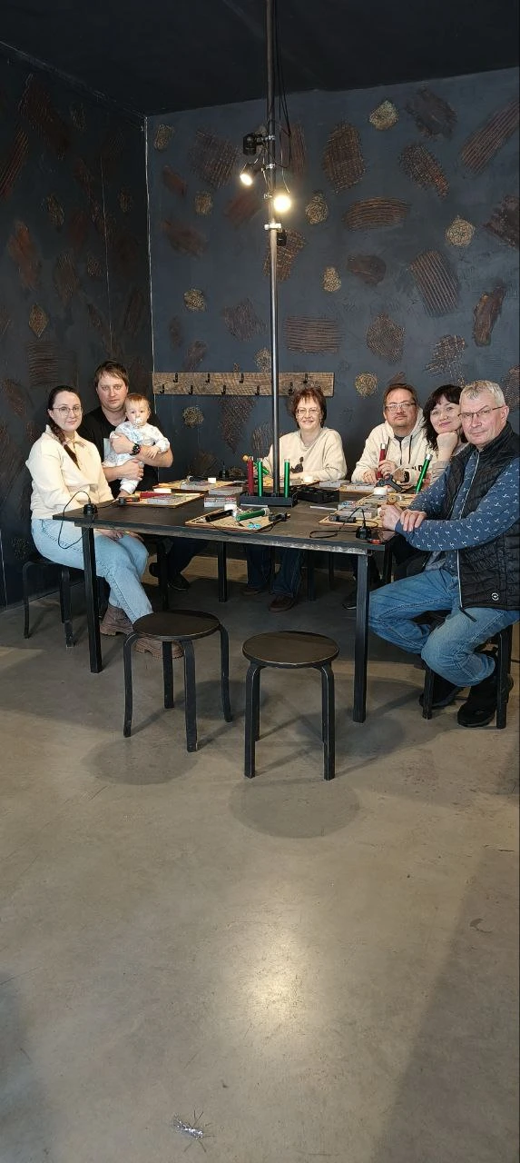 Как в детстве побывали! Узнали много нового, интересного. Попробовали смастерить сами калейдоскоп и у нас получилось!