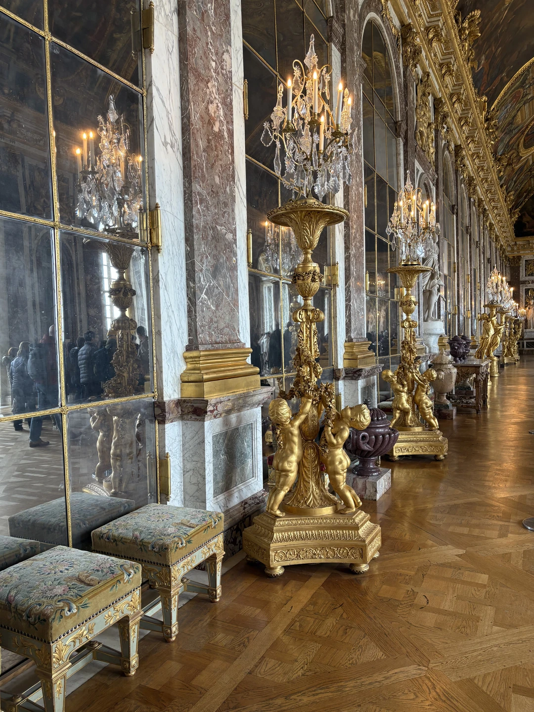 Очень хороший вариант для туристов: с комфортом добраться до Версаля, по пути слушая интересную информацию о