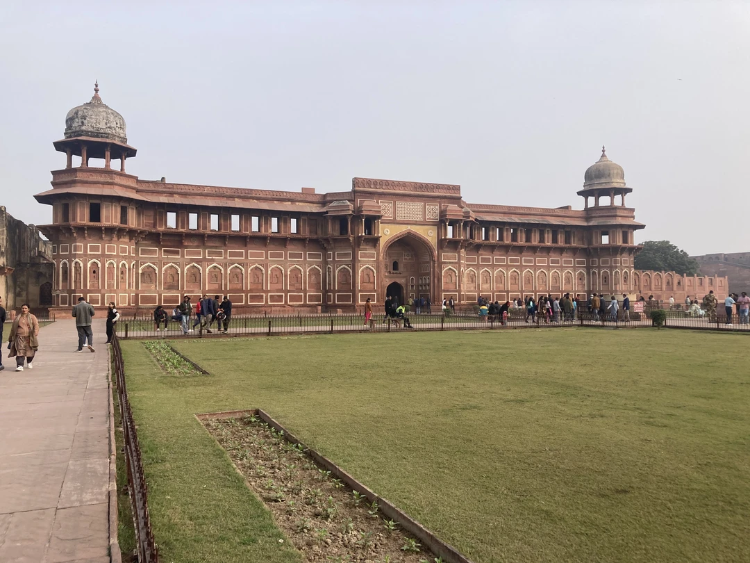 Благодарю за экскурсию Абхинава и его компанию экскурсоводов!! Это было супер, правда! Все во время и