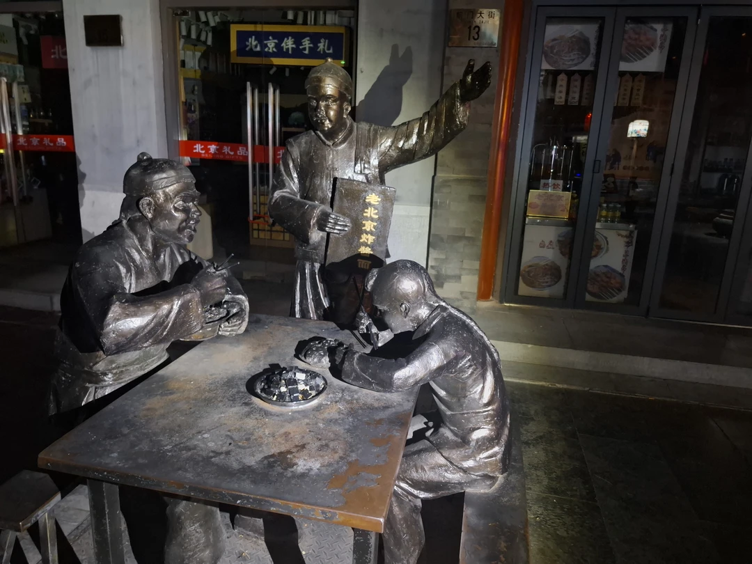 Встречались с экскурсоводом в аэропорту. Проблемы есть с интернетом. Подключите сразу VPN, а то в Китае