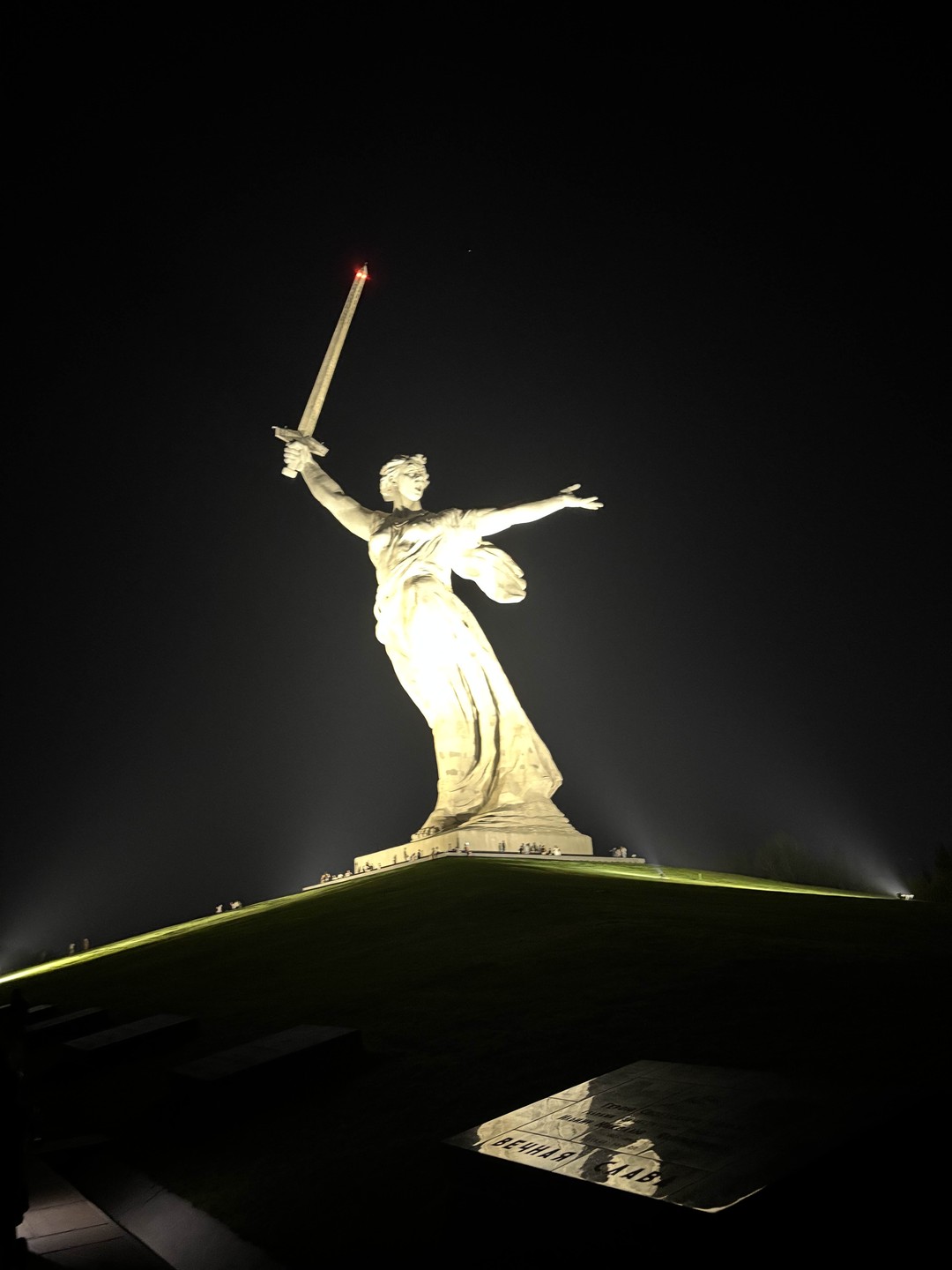Мамаев курган на закате, на рассвете или ночью (Ольга)
