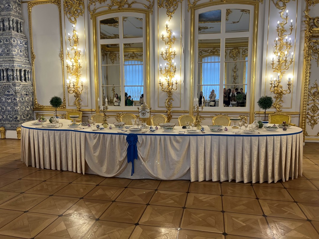 Очень хорошо съездили в Царское село с Александром. Ведет машину хорошо, рассказывает достаточно интересно. Забрал нас