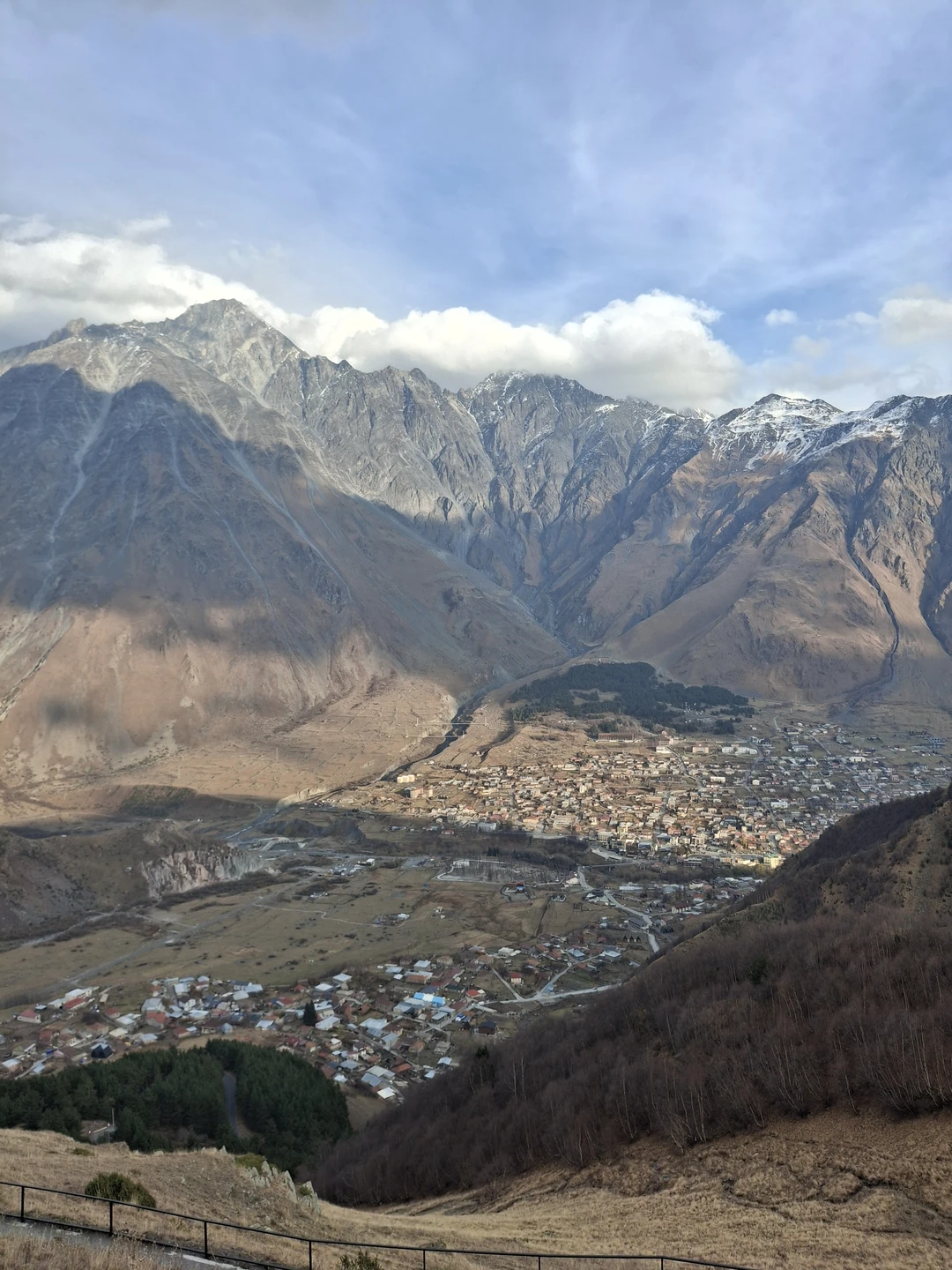 Мы ездили вместе с Эмилей, очень понравилась экскурсия, гид профессионал своего дела. Водитель умничка, весь серпантин