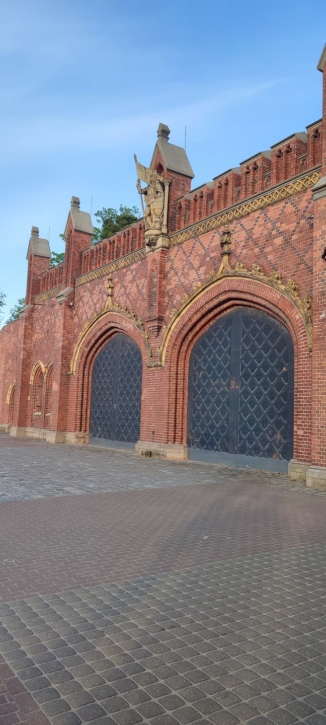 Сергей очень креативно подошёл к выбору маршрута. Все топовые объекты которые находятся в центре мы могли