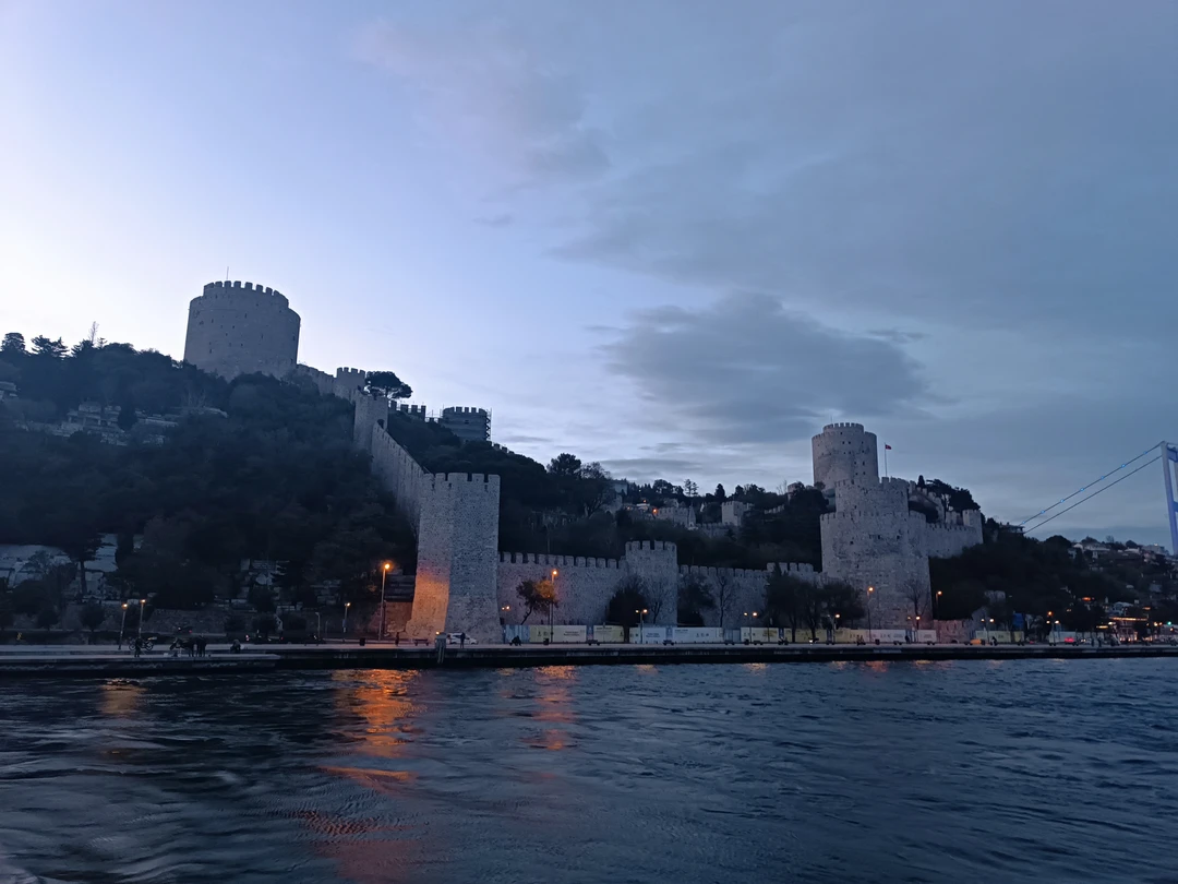 Прилетела в Стамбул днём и уже в 17:00 отправилась на прогулку по Босфору. Думаю это отличное